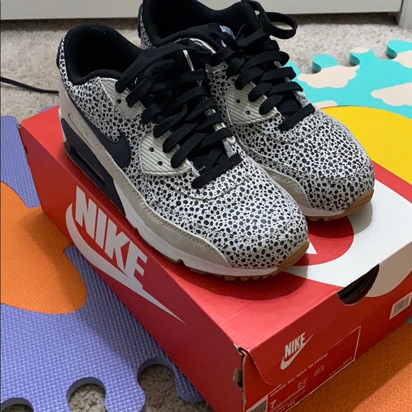 Nike Shoes - Air Max 90 Premium